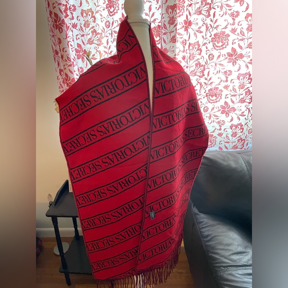 VS red/black wool like scarf. NWT